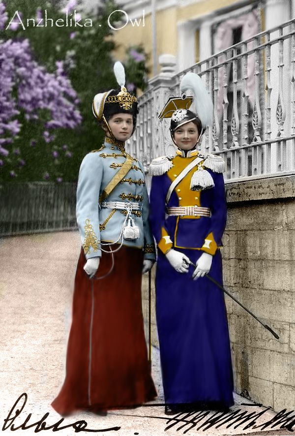 Olga ja Tatjana oma rügemendivormides