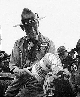Lord Robert Baden Powell Eesti esinduselt kingituseks saadud kapaga 3. augustil 1937. Foto August Mullaste