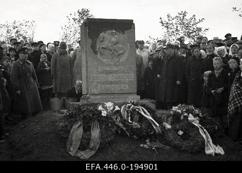 Mälestussammas Anton Õunapuule. Eesti fotoarhiiv
