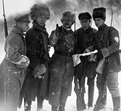 Vabadussõja alguses, õppusel detsembris 1918 Lasnamäel. Vasakult Otto Tief, Anton Õunapuu, Leopold Tõnson, Johan Triumph ja Konstantin Pomerants- Kultuur ja Elu kultuuriajakiri