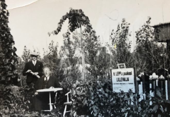 Rocca al Mare Lillevälja puukooli esisel istuv Hans Lepp
